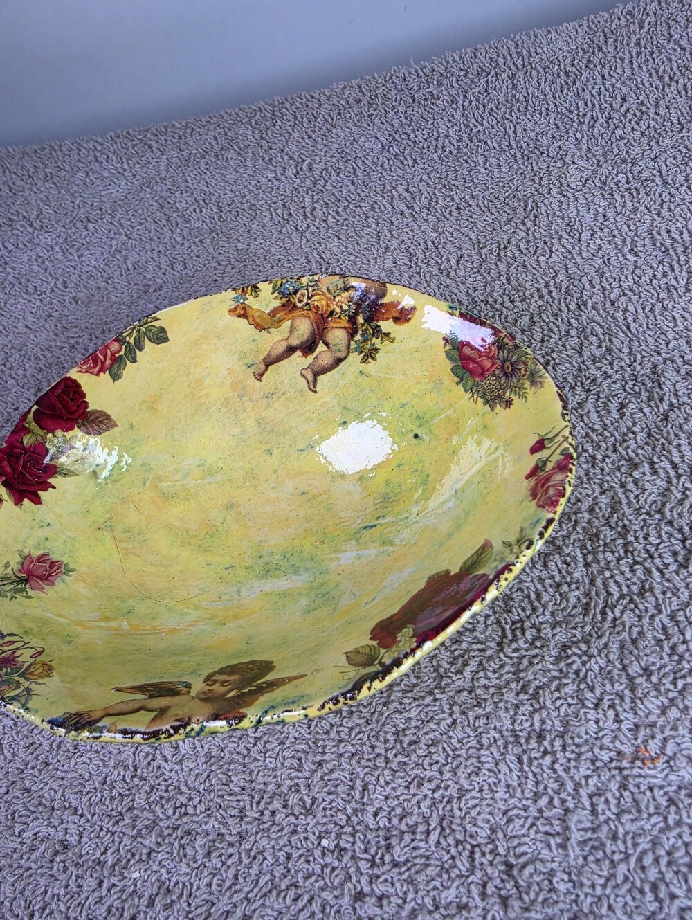 Yellow Trinket Bowl With Decopage Of Cherubs And Red Roses - Picture 5 of 11